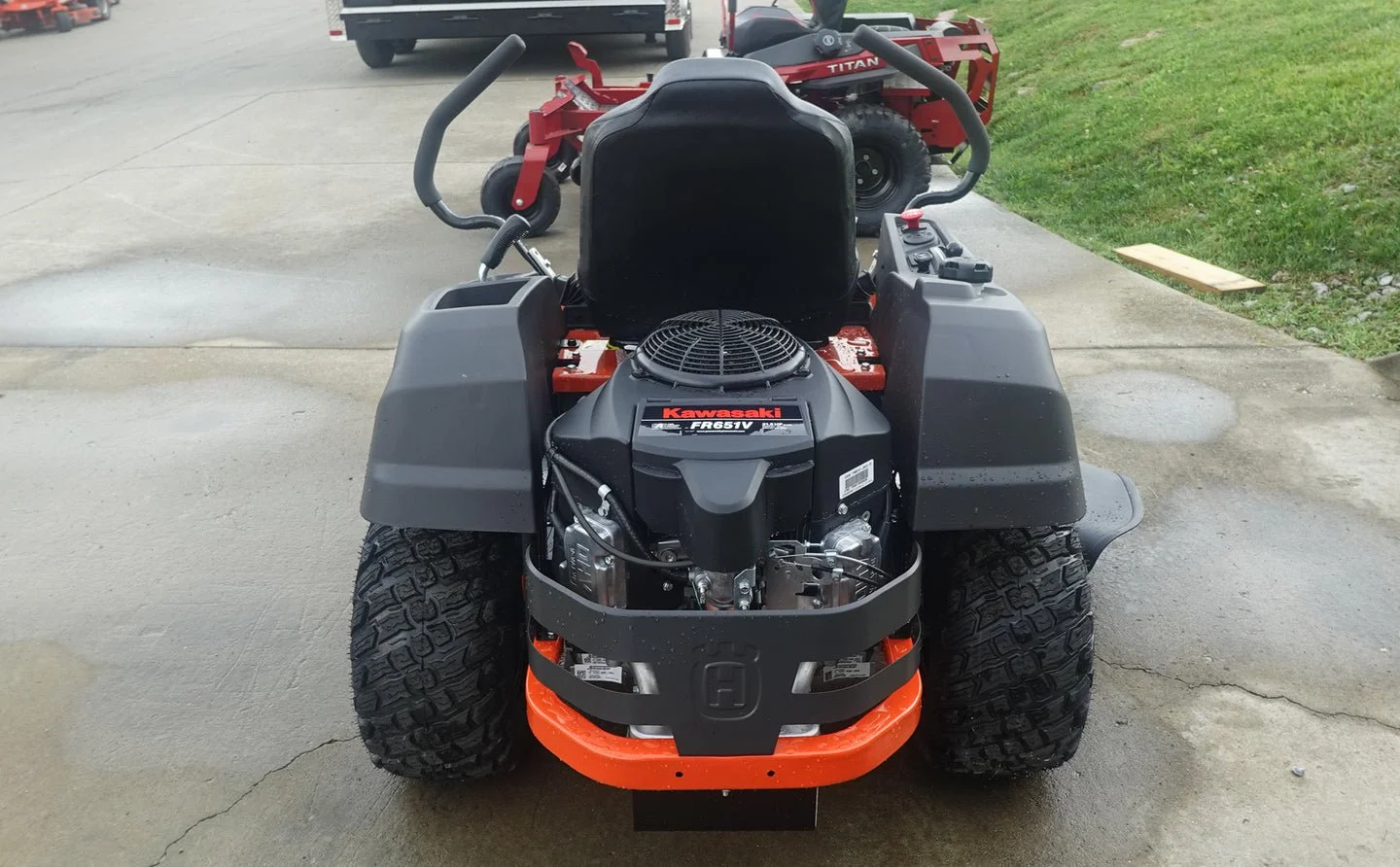 Husqvarna Z242F Special Editions 42″ Zero Turn Mowers 21.5HP KAW (Scratch and Dent) - Image 5