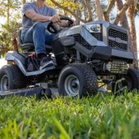 Murray MT100 42 in. 13.5 HP 500cc E1350 Series Briggs and Stratton Engine 6-Speed Manual Gas Riding Lawn Tractor Mowers - Image 5